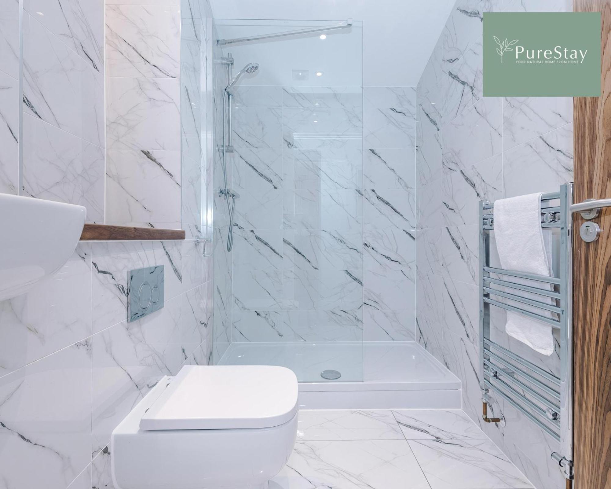 Stunning Five Bedroom Manchester House With Free Parking By Purestay Short Lets & Serviced Accommodation Kültér fotó