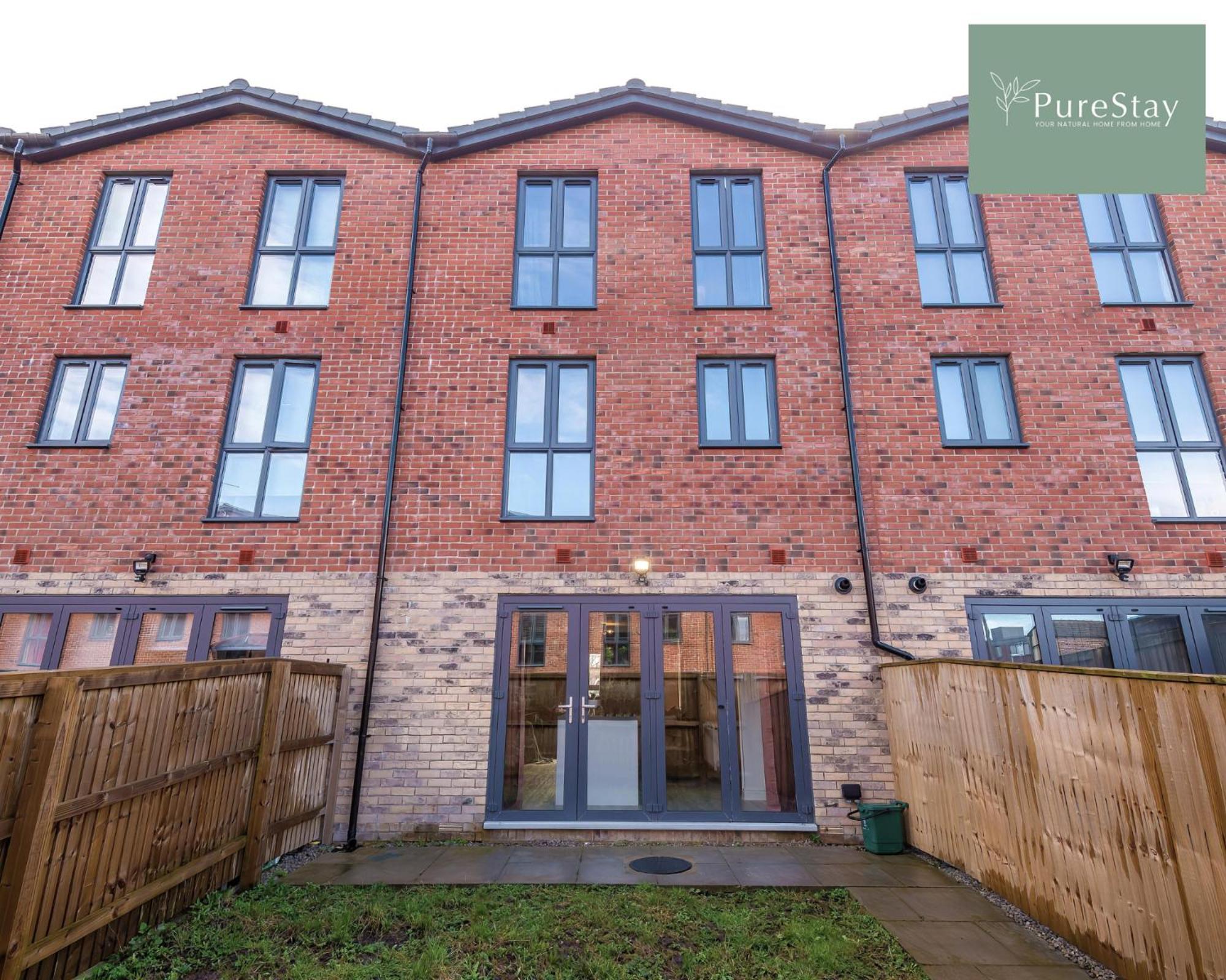 Stunning Five Bedroom Manchester House With Free Parking By Purestay Short Lets & Serviced Accommodation Kültér fotó
