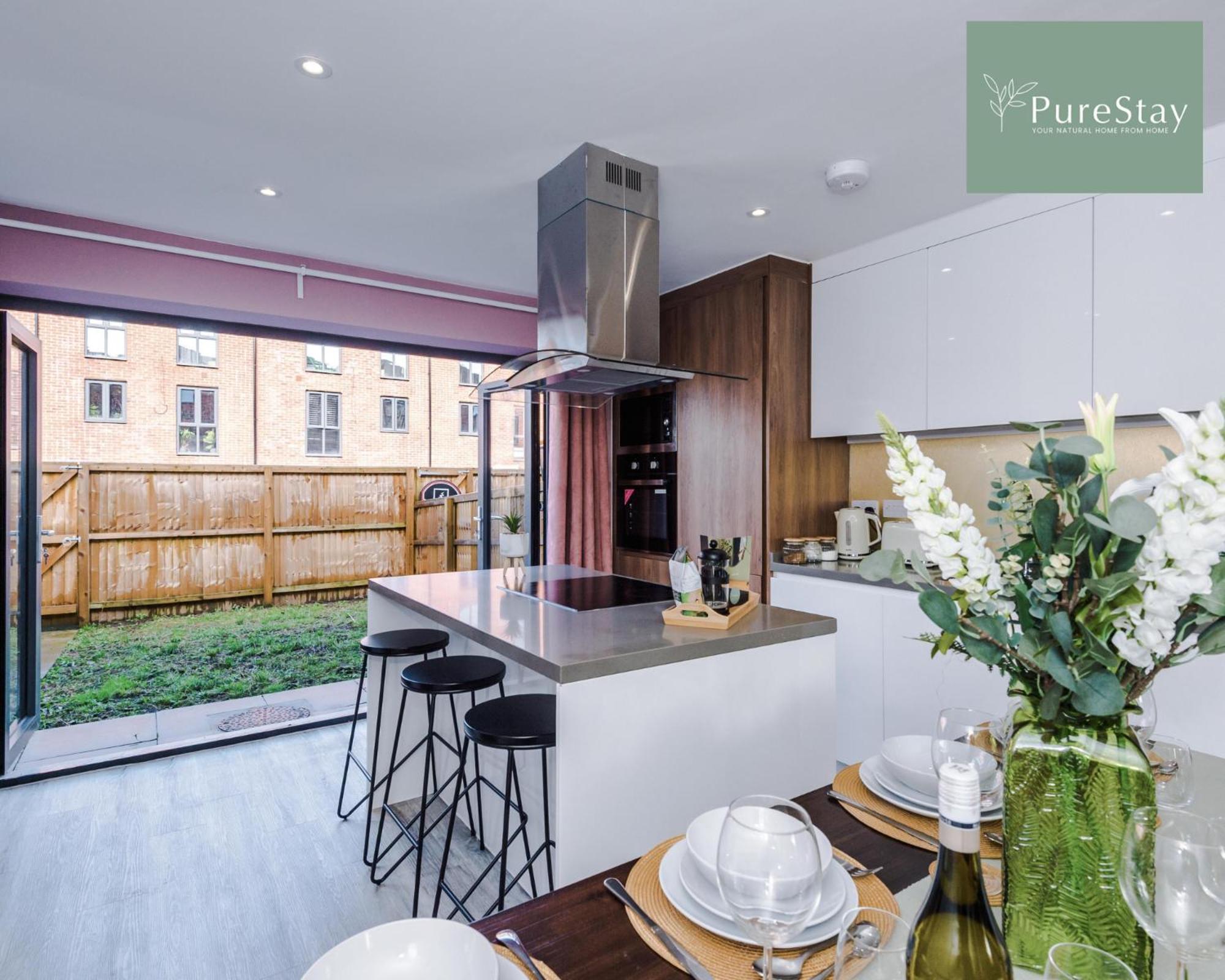 Stunning Five Bedroom Manchester House With Free Parking By Purestay Short Lets & Serviced Accommodation Kültér fotó
